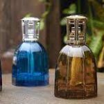 DR. VRANJES - "LAMPARFUM" Lampada in vetro colorato con tappo in metallo + Ricarica a scelta da 500 ml, disponibile nelle varianti *Ambra* *Nero*, *Trasparente*, *Rubino*, *Verde Empoli*, *Viola* e *Zaffiro* e nelle fragranze *Acqua*, *Arancio e Uva rossa*, *Ginger lime*, *Melograno*, *Rosso nobile* e *Vaniglia mandarino